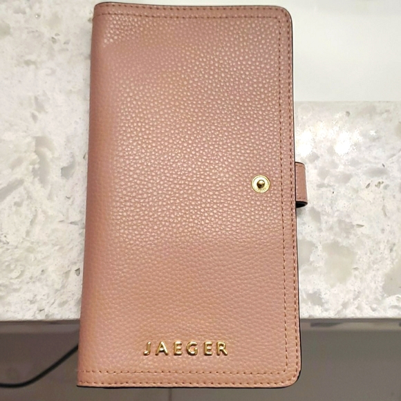 Clutche - Picture 1 of 3